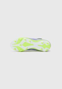 Sole di scarpino da calcio in bianco e verde neon, con una superficie texturizzata e tacchetti multidirezionali per trazione e stabilità.