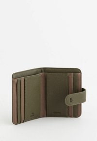 Portefeuille en cuir vert et marron avec plusieurs emplacements pour cartes, surface texturée et fermeture à pression sécurisée. Marque visible à l'intérieur.