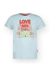 Světle modré bavlněné tričko s grafickým designem s červenými, zelenými a stříbrnými akcenty, textem "LOVE VNGN SUNNY BEACH HOTEL" a hvězdami.