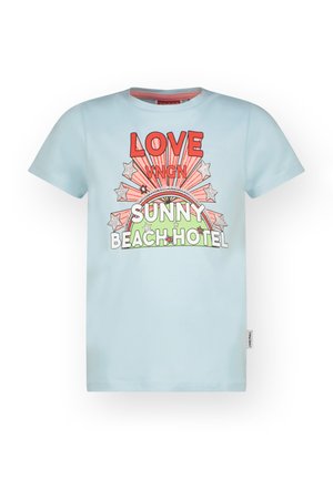 Jasnoniebieska bawełniana koszulka z grafiką w czerwonych, zielonych i srebrnych akcentach, z napisem "LOVE VNGN SUNNY BEACH HOTEL" i gwiazdkami.