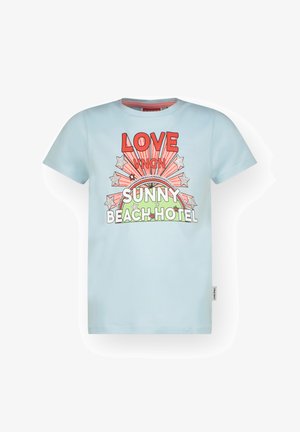 T-shirt en coton bleu clair avec un design graphique agrémenté d'accents rouges, verts et argentés, texte indiquant "LOVE VNGN SUNNY BEACH HOTEL" et des étoiles.
