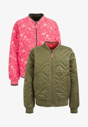 Dwie kurtki bomberki: jedna różowa z wzorem w plamki, druga oliwkowozielona z pikowaną fakturą. Obie mają prążkowane mankiety i zamki błyskawiczne.
