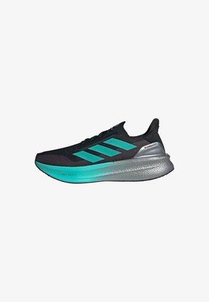 Czarne buty sportowe z akcentami w kolorze lazurowym, z oddychającą siateczkową cholewką, trzema paskami jako brandingiem oraz teksturowaną szarą podeszwą środkową.