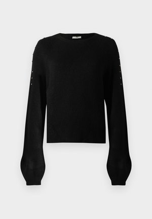 Sort strikket sweater med en cropped design, rund halsudskæring og puffede ærmer, der har dekorative nitter langs skuldrene.