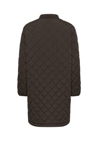 Veste matelassée longue, de couleur marron foncé, avec un motif en losanges, un col côtelé et une coupe droite à l'ourlet, conçue pour la chaleur et le confort.