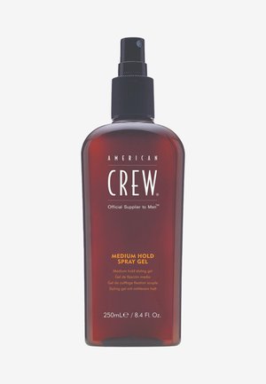 Bruine kunststof spuitfles met het etiket American Crew Medium Hold Spray Gel, 250 ml, met een zwarte spuitmond.