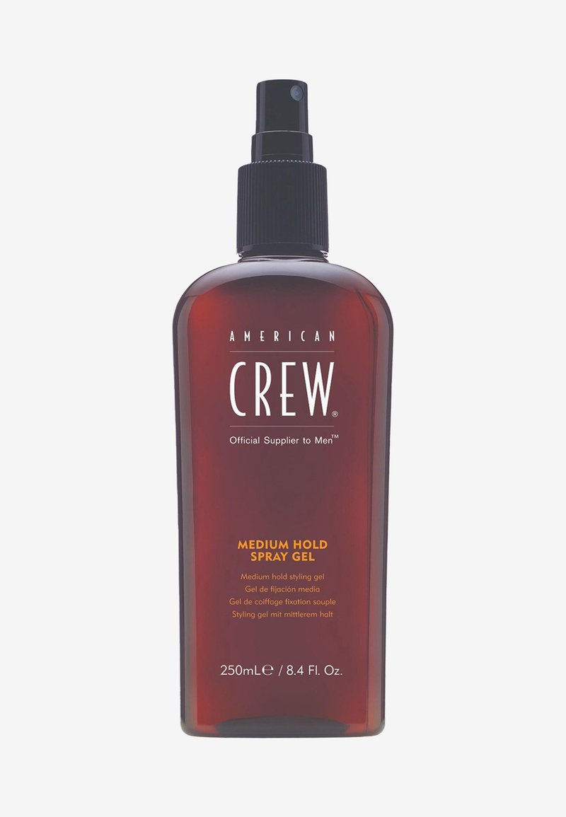 Bruine kunststof spuitfles met het etiket American Crew Medium Hold Spray Gel, 250 ml, met een zwarte spuitmond.