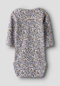 Sukienka w kwiaty z krótkimi rękawami, z jasnym tłem, małymi fioletowymi, pomarańczowymi i czarnymi kwiatami oraz luźnym, swobodnym krojem.