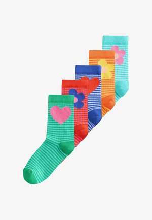 Fem par sokker, der går til midt på læggen: stribede i grøn, rød, blå, orange og blågrøn med hjerte- og blomsterprint, lavet af blød bomuldsblanding.