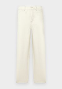 Εκρου παντελόνι με ίσια γραμμή, μπροστινές τσέπες, κουμπωτό κλείσιμο και θηλιές για ζώνη, απεικονισμένο πάνω σε απλό φωτεινό φόντο.