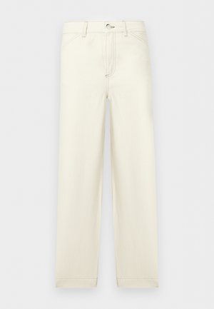 Pantalon droit de couleur blanc cassé avec poches avant, fermeture à boutons et passants pour ceinture, présenté sur un fond clair uni.