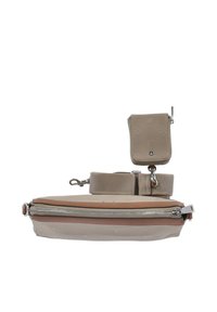 Borsa a tracolla beige con design piatto, dettagli in pelle e un portacarte staccabile separato. Presenta zip e hardware argentati.