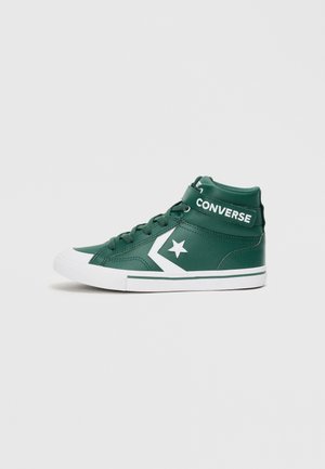 Wysokie zielone skórzane sneakersy z białymi akcentami, w tym logo gwiazdy i brandingiem na pasku wokół kostki, z białą gumową podeszwą.