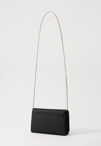 Borsa in ecopelle nera con forma rettangolare, chiusura a pattina e una lunga tracolla in catena argentata. Texture liscia senza motivi visibili.