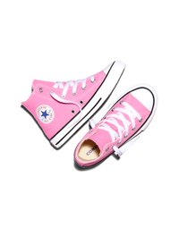 Par rosa höga Converse-sneakers med vita snören, gummitåhättor och All Star-logotyp på insidan av vänster sko.