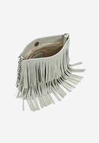 Bolso de ante gris claro con detalles de flecos y acento de cadena plateada. El interior cuenta con un bolsillo y forro suave. Vista abierta.