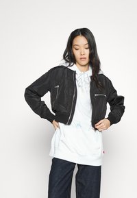 Levi's® PRISM HOODIE - Športni pulover - babytab/sporty white