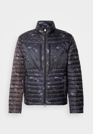 Gewatteerde jas in donkerblauw met een gestructureerde, gedessineerde afwerking. Kenmerkt zich door een hoge kraag, twee ritszakken en een stijlvolle silhouet.