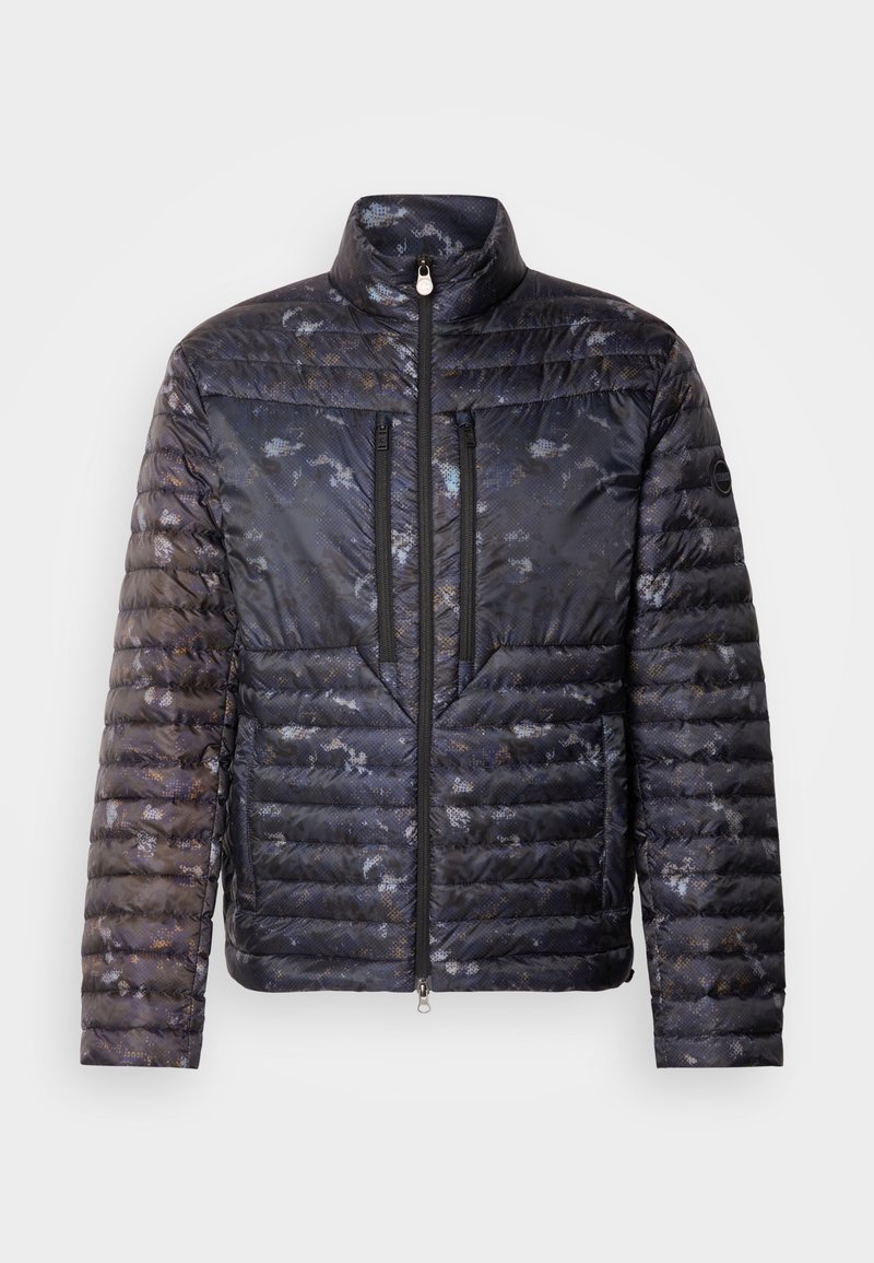 Padded jacket w ciemnoniebieskim kolorze, z teksturowanym, wzorzystym wykończeniem. Posiada wysoki kołnierz, dwie zamykane na zamek kieszenie oraz smukłą sylwetkę.