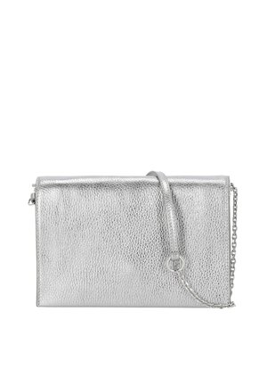 Borsa a tracolla clutch in pelle testurizzata argento con tracolla a catena rimovibile e chiusura a patta liscia piegata.