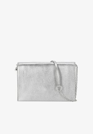 Borsa a tracolla clutch in pelle testurizzata argento con tracolla a catena rimovibile e chiusura a patta liscia piegata.