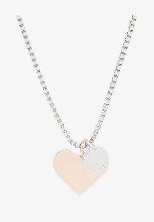 Silberne Ketten halskette mit einem polierten roségoldenen Herzhänger und einem kleinen runden Anhänger, die beide durch eine einfache Gliederung verbunden sind.