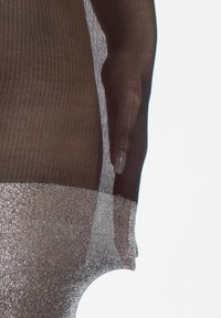 Przezroczysty brązowy materiał z błyszczącymi srebrnymi akcentami wzdłuż dołu, prezentujący prążkowaną fakturę i dopasowany krój, który podkreśla kształt ciała.