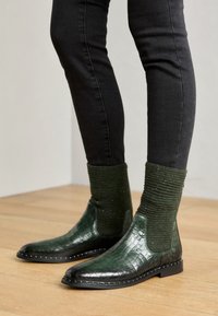 Selecionado, dark forest/pine/tan/black