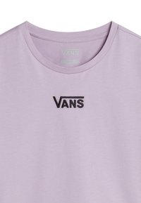 Lyse lilla kortærmet T-shirt lavet af bomuld. Den har en rund halsudskæring og et broderet sort "VANS" logo på brystet. Størrelse small.