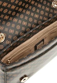Borsa in pelle sintetica nera con hardware dorato, motivo a logo in rilievo e interno in tessuto beige con tasca con zip.