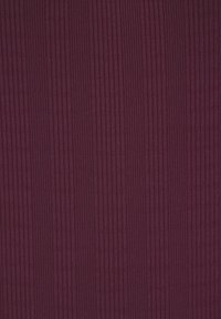 Burgundska rebrasta tkanina z navpičnimi črtami in subtilno teksturo, ki prikazuje mehak lesk in enakomerno razporejene dvignjene vzorce.