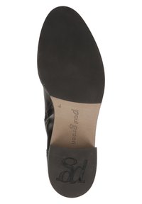 Scarpa in pelle nera con finitura liscia, tacco leggermente rialzato e soletta con marchio "Paul Green" e dettagli di design sulla suola.