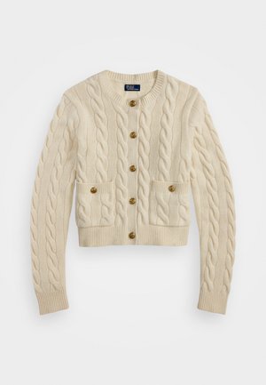 Cardigan a trama cable in crema con maniche lunghe, scollo rotondo, bottoni dorati sulla parte anteriore e due tasche frontali con dettaglio dei bottoni dorati.