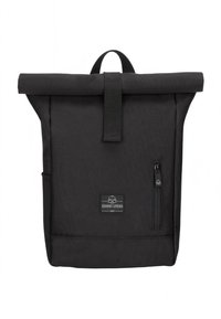 Čierny batoh so stočeným vrchom vyrobený z odolnej tkaniny, s hornou rukoväťou, predným vreckom na zips a značkovou nálepkou. Minimalistický dizajn s čistými líniami.