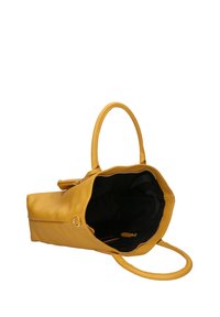 Geel leren schoudertas met een gladde textuur, twee handvatten en een ritssluiting. Binnenkant bekleed met zwarte stof en bevat vakken.