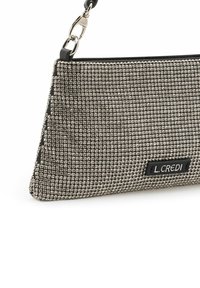 Borsa rettangolare in strass argentati con bordo nero e accessori metallici. Presenta una catena con un gancio per il fissaggio.