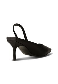 Čierna slingback obuv s špicatou špičkou, vyrobená z hladkého materiálu, s štíhlým opätkom a minimalistickým dizajnom.