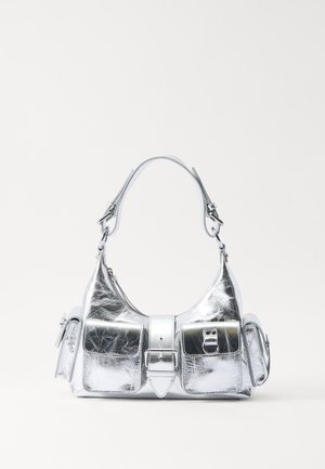 Metallisch silberne Handtasche mit einer geschwungenen Form, zwei vorderen Taschen, einem zentralen Schnallenriemen und verstellbaren Schulterriemen. Glatte, glänzende Textur.