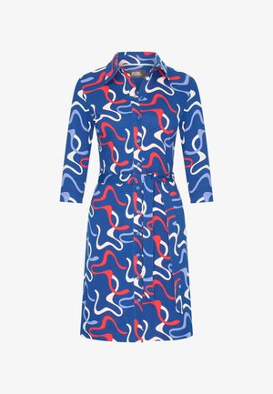 Robe chemise bleue avec des motifs abstraits en rouge, rose et blanc en tourbillon, dotée d'un bouton sur le devant, d'un col et d'une taille nouée.