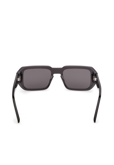 Schwarze rechteckige Sonnenbrille mit dunkel getönten Gläsern und dicken Kunststofffassung, von vorne auf weißem Hintergrund dargestellt.