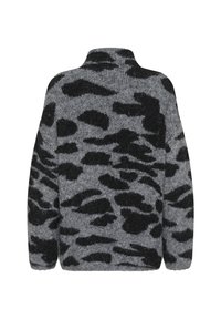 Siv prepleten pulover z črnim leopardjim vzorcem, visokim ovratnikom in sproščenim krojem. Mehka textura in dolgi rokavi, primeren za vsakodnevno nošenje.