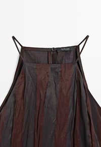 Robe sans manches avec fines bretelles, rayures verticales marron et gris foncé, détail de boutons au dos, et étiquette Massimo Dutti à l'intérieur du col.
