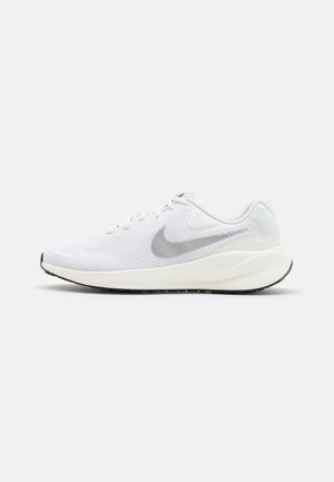 Zapatilla para correr Nike blanca con logo swoosh gris, parte superior de malla, suela acolchada y dibujo negro sobre un fondo claro y liso.