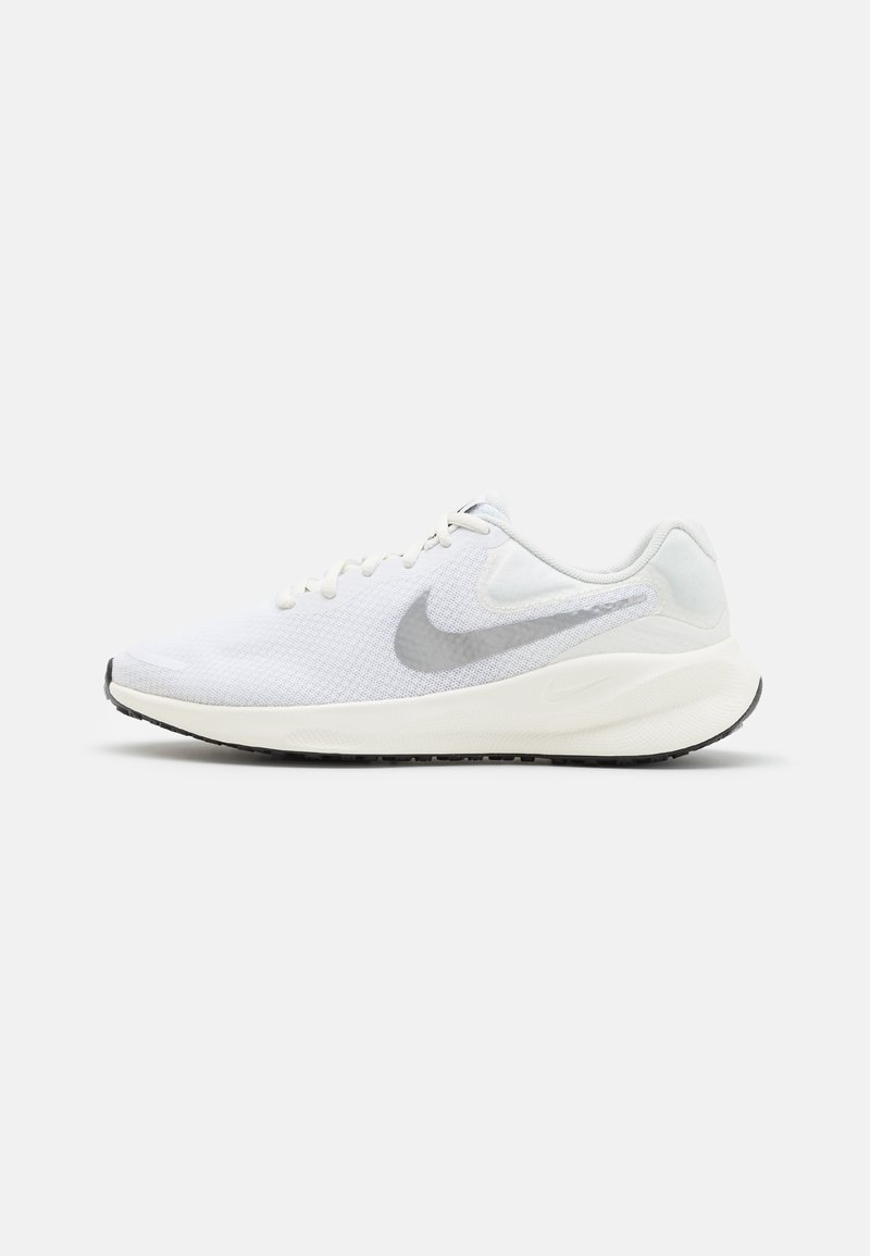 Chaussure de course Nike blanche avec logo swoosh gris, tige en mesh, semelle amortissante et semelle extérieure noire sur un fond clair uni.