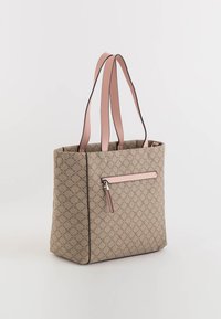 Torba na ramię z beżowego materiału z geometrycznym wzorem, z różowymi skórzanymi rączkami i kieszenią na zamek, wykończona czarnymi krawędziami.