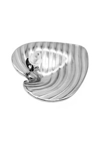 Piatto in metallo argentato a forma di conchiglia, con un design ondulato e rigato e un piccolo pomello bianco su un lato per una maneggevolezza facile.