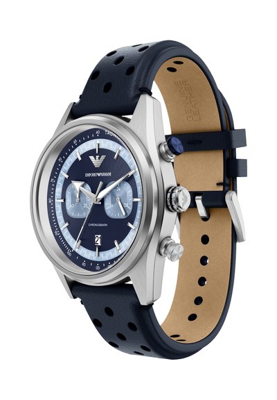 Chronograafhorloge van roestvrij staal met een blauwe wijzerplaat, zilveren accenten en een donkerblauw geperforeerd leren bandje. Datumweergave op 6 uur.