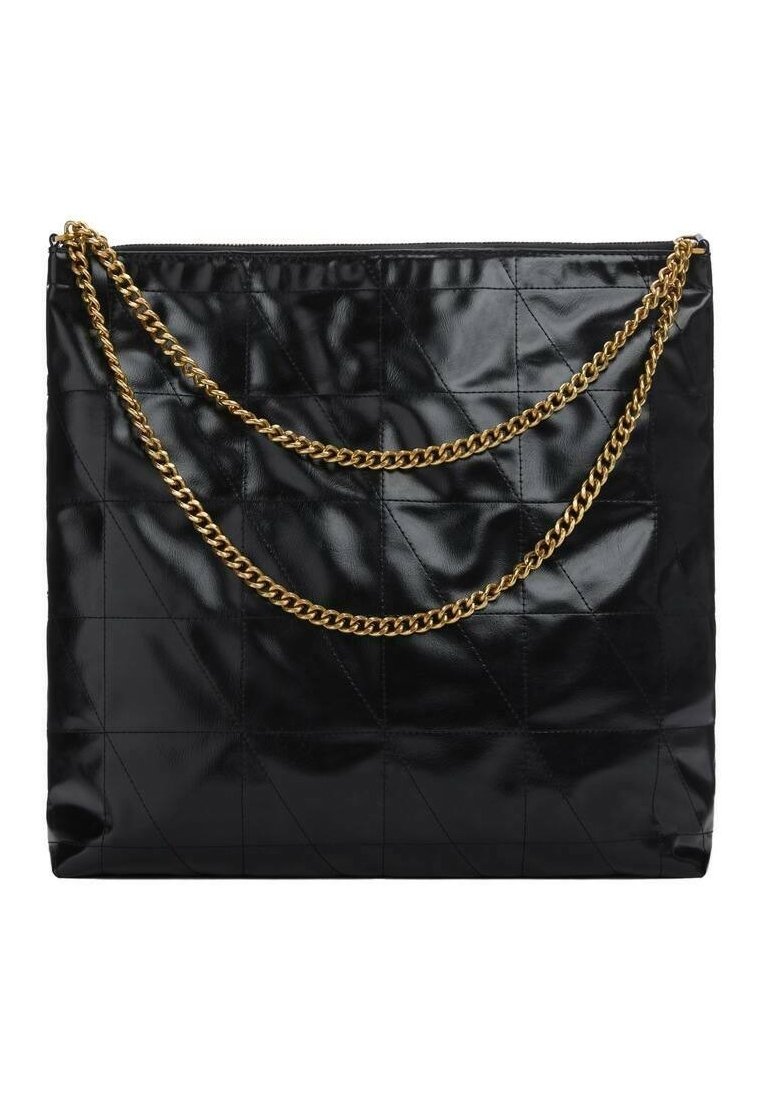 Sac à main en cuir noir matelassé avec un motif géométrique, doté d'une bandoulière chaîne dorée. Fermeture éclair sur le dessus.