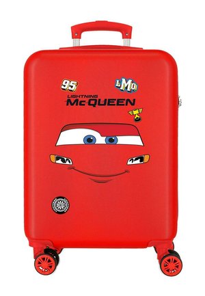 Maleta rígida roja con la cara de Rayo McQueen, logotipos, y cuatro ruedas giratorias rojas y negras.