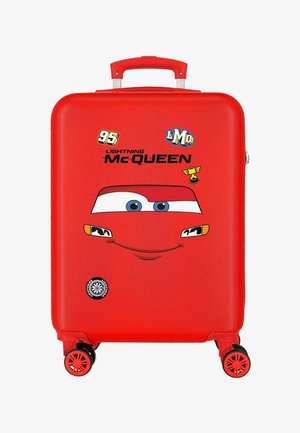 Maleta rígida roja con la cara de Rayo McQueen, logotipos, y cuatro ruedas giratorias rojas y negras.